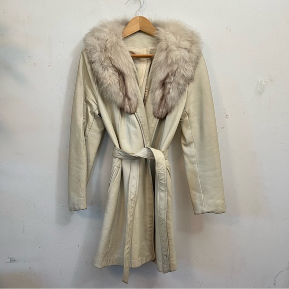 Jackets & Blazers - Vintage 100% leather cream trench with fur collar M/L